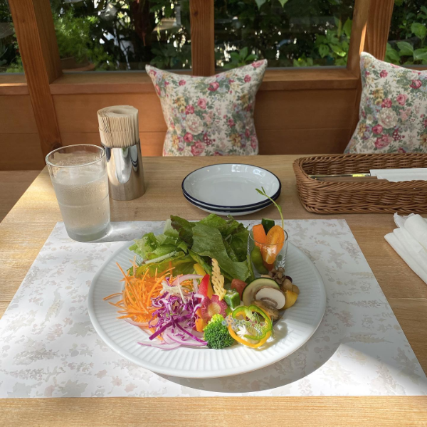 大阪・豊野にあるレストランカフェ「野間の森 MIGIWA」の人気メニュー「MIGIWA サラダ」