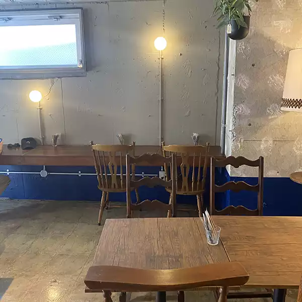 蔵前にオープンしたカフェである「febs coffee＆scone Blucca」のウッドインテリアで統一された店内の様子