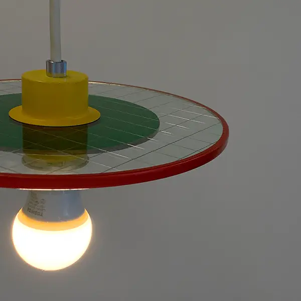 福岡のガラスウェアブランド「TOUMEI」が手がける照明「Circle」に明かりをつけた様子