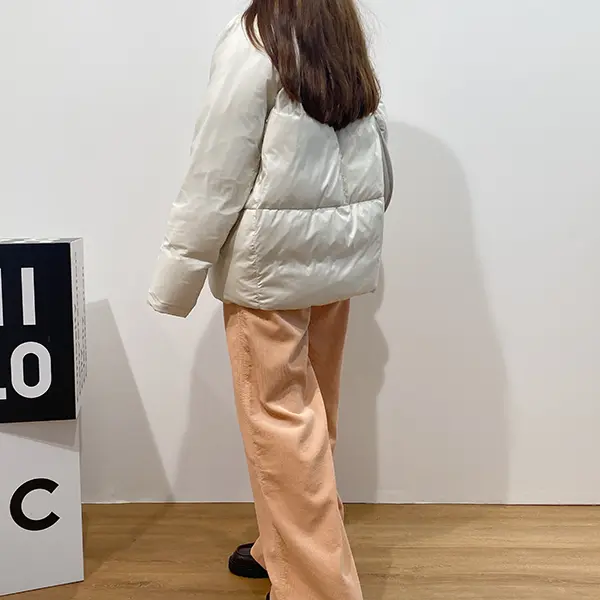 UNIQLO：Cの「コーデュロイワイドパンツ」を穿いた女性の後ろ姿