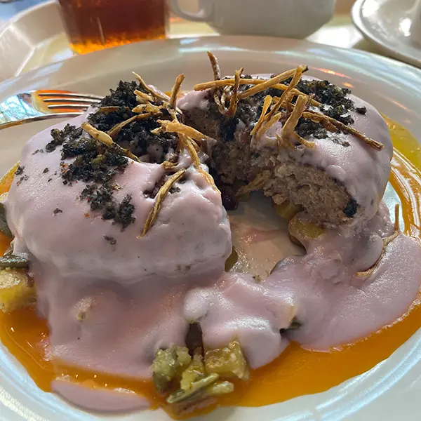東京ディズニーシーのホライズンベイ・レストランで食べられる「スペシャルセット」のハンバーグ
