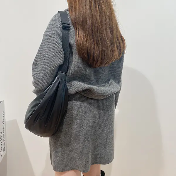 UNIQLO：Cの「プレミアムラムミニスカート」を穿いた女性の後ろ姿