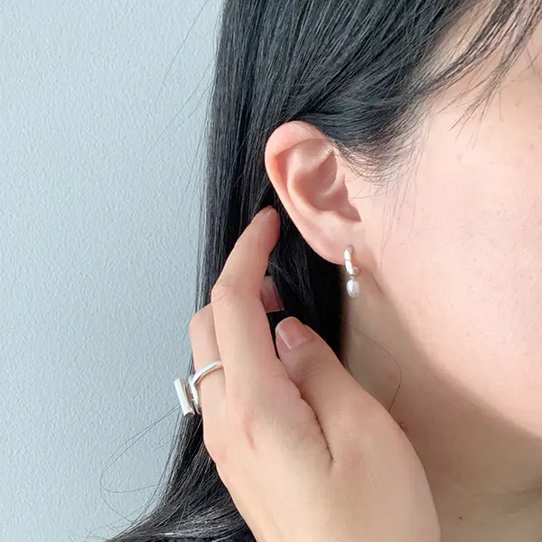 RIN KAMEKURAの「Variation pierced earrings #2」をつけた様子