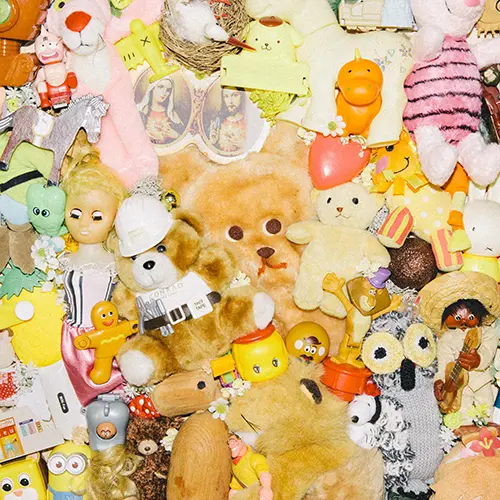 ぬいぐるみやおもちゃを使ったインパクト大なシャンデリアが人気。キム・ソンへさんによる横浜初の個展へGO
