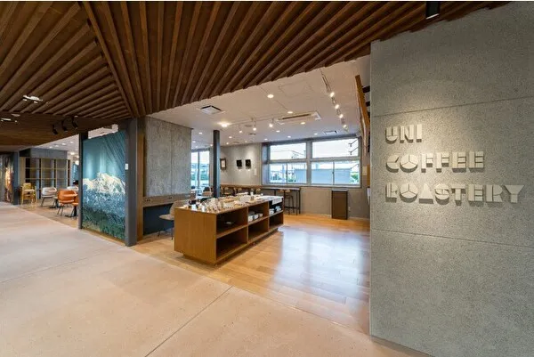 石川県小松市の観光交流センター「Komatsu 九」にオープンする「UNI COFFEE ROASTERY 石川小松」の外観