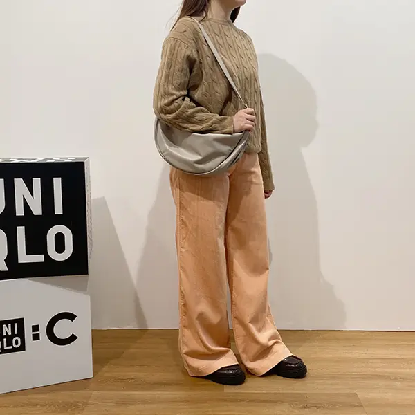 UNIQLO：Cの「コーデュロイワイドパンツ」を穿いた女性