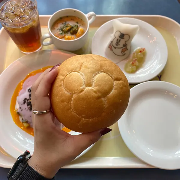 東京ディズニーシーのホライズンベイ・レストランで食べられる「スペシャルセット」のパン