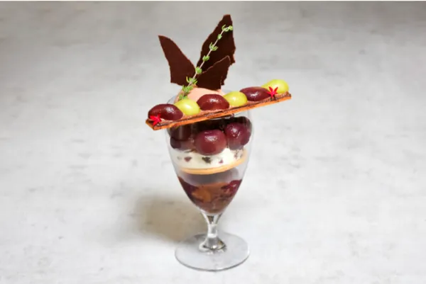 「Patisserie Minimal 祖師ヶ谷大蔵」の9月限定「果実とチョコレートのパフェ 巨峰」