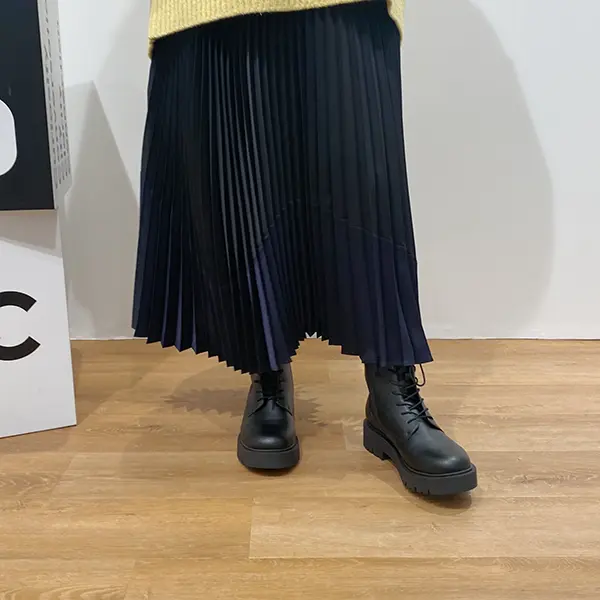 UNIQLO：Cの「プリーツカラーブロックスカート」を穿く女性
