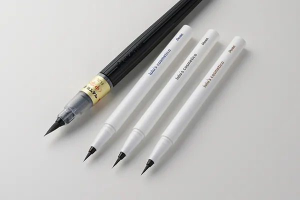 「ぺんてる」の“筆ペン”の技術を活かしたアイライナーが誕生。描き心地や発色など、すべてが期待値マックス…！