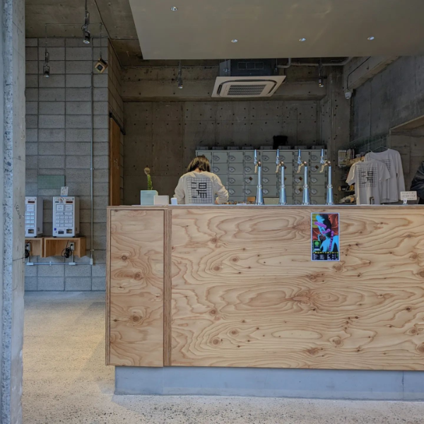 東京・狛江にある老舗銭湯「狛江湯」に併設されたカフェ&バー「SIDE STAND」