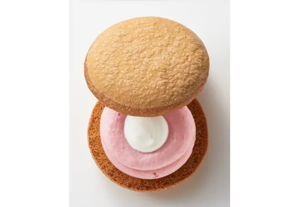 福岡発・生ブッセ専門店「MOON」のふわとろ食感の「生ブッセ ストロベリーショートケーキ」