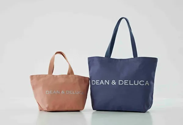 ディーン＆デルーカのチャリティートートバッグ「A BAG FOR HAPPINESS 2023」コーラルSサイズとブルーグレーLサイズ