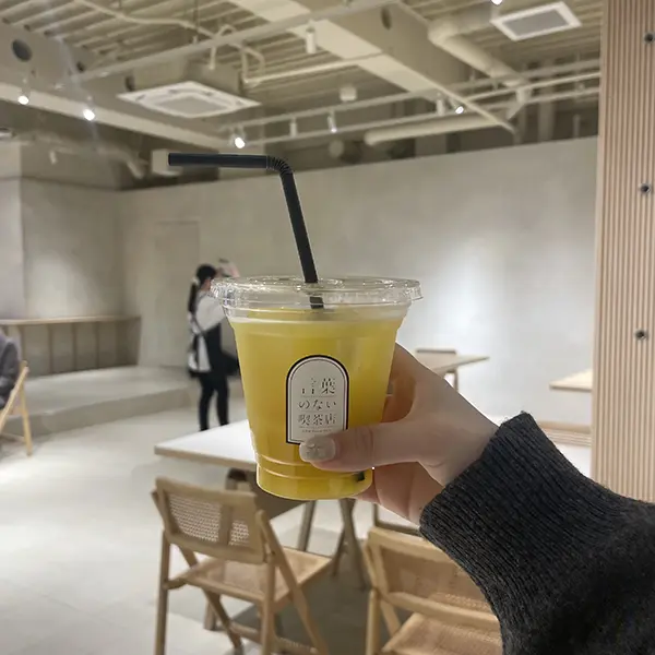 東京・表参道で11月1日から5日までのイベント「言葉のない喫茶店」のオレンジジュース