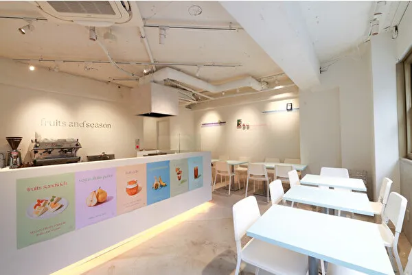 東京・恵比寿のヴィーガンフルーツサンド専門店「フルーツアンドシーズン」のリニューアルしてイートインスペースが併設された店内