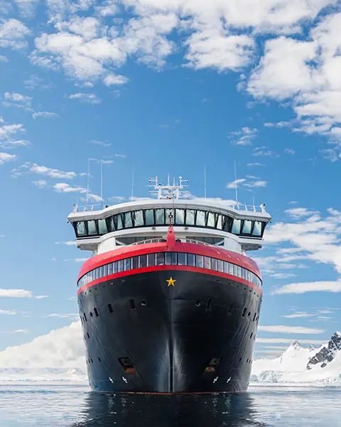ウェス・アンダーソンすぎる風景展 in 渋谷で展示される「ロアール・アムンセン号 南極大陸」の写真