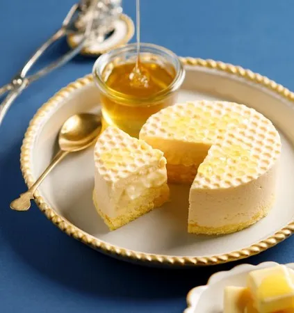発酵バター×はちみつの芳醇スイーツブランド「BUTTER&bee」の定番スイーツ「ハニーレモンバターケーキ」