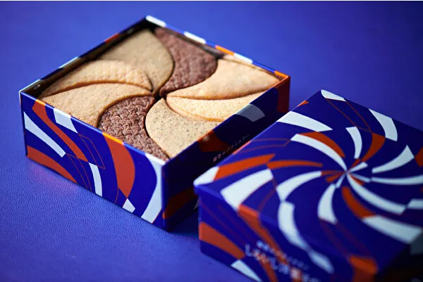 BAKEの新スイーツブランド「しろいし洋菓子店」で販売される4段構造のクッキー缶「しろいし洋菓子店のクッキー缶」