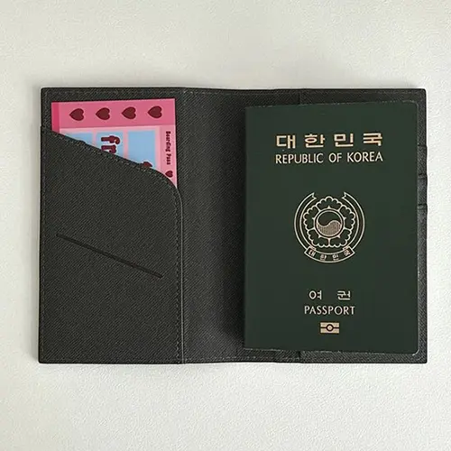 韓国発のライフスタイルブランド「MAZZZZY（マジー）」カード収納付きのパスポートケース「passport wallet」