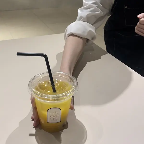 東京・表参道で11月1日から5日までのイベント「言葉のない喫茶店」のオレンジジュース