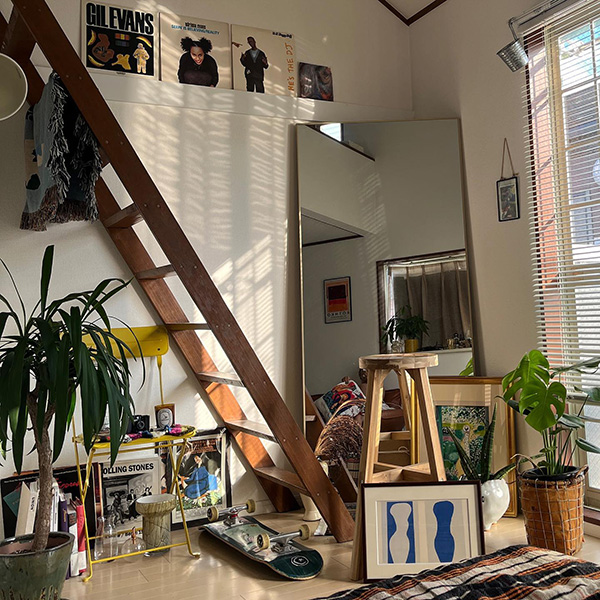 大きな鏡やロフト階段、植物などが置かれた部屋の一角