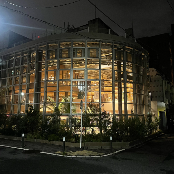 「渋谷区ふれあい植物センター」の夜の外装