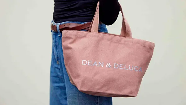 ディーン＆デルーカのチャリティートートバッグ「A BAG FOR HAPPINESS 2023」コーラルSサイズ