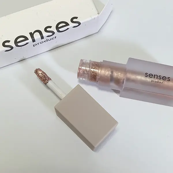 たっぷりのラメで目元を彩る“宝石”。senses productのグリッターアイ