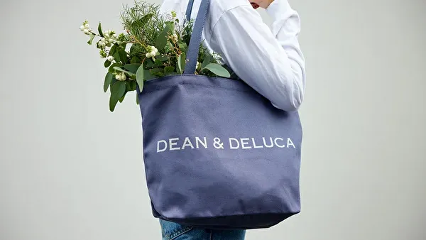 ディーン＆デルーカのチャリティートートバッグ「A BAG FOR HAPPINESS 2023」ブルーグレーLサイズ
