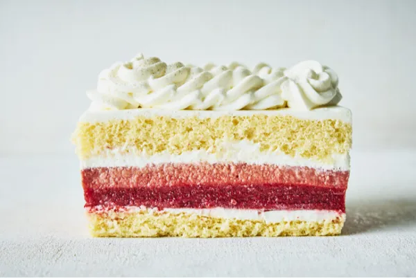 お菓子専門のオンラインストア「nagomi.」の2023年クリスマスケーキ「Chantilly a la fraise （イチゴのショートケーキ仕立て）」断面