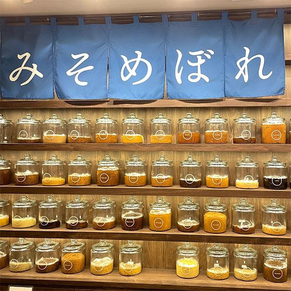 「みそめぼれ」の47都道府県のお味噌が並べてある棚