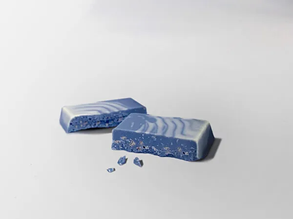 天然色素のチョコレート「幸せを呼ぶ青いチョコレート」の新作「CARRE DE CRUNCH CLAIR 幸せを呼ぶ青いチョコクランチ」