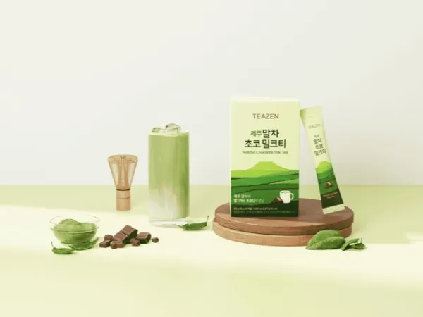韓国発のティーブランド「TEAZEN」のスティックタイプのプレミアムミルクティー「チェジュ抹茶チョコミルクティー」
