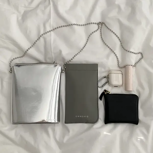 BLURRY SPACEのミニバッグ「Flask bag S Silver」の内容量