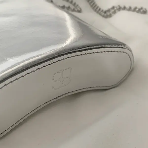 BLURRY SPACEのミニバッグ「Flask bag S Silver」