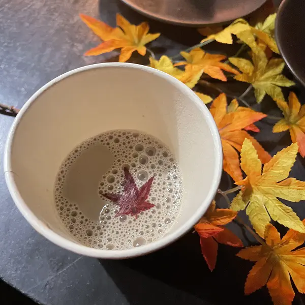 東京・新宿御苑で開催されている、「ほうじ茶チャイ」に浮かぶ食べるモミジ