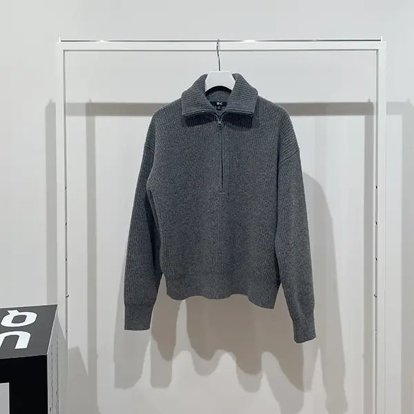 ユニクロの「プレミアムラムハーフジップセーター」