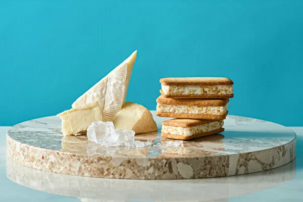 新スイーツブランド「プラスチーズ」のカマンベールチーズと程よい塩味が特長の「プラスチーズサンド」