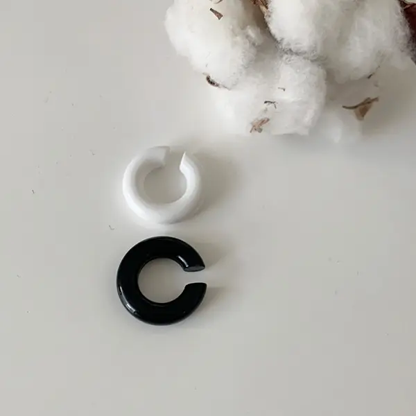 アクセサリーブランド「AJiNCO」の、アセテート素材のイヤーカフ「COO earcuff【cellulose acetate】」