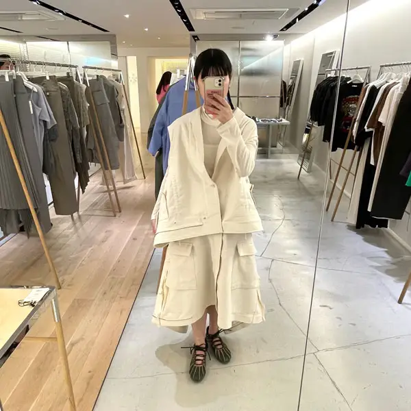 beautiful peopleの2024年Summerコレクション「double-end chino cloth cargo skirt」と「double-end british chino cloth vest」