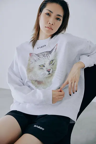 ファッションブランド「HARDY NOIR（アルディー ノアール）」のスウェット「Cat print sweat」『グレー』
