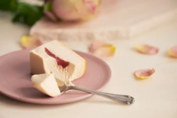 Mr. CHEESECAKEとHer lip toがコラボした限定フレーバー「Mr. CHEESECAKE Rose」