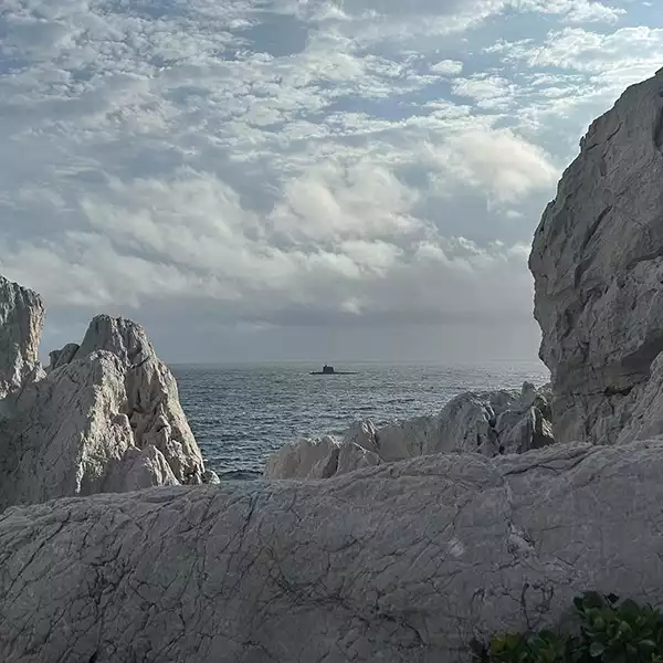 和歌山県にある絶景スポットである「白崎海洋公園」の石灰岩が美しい景色