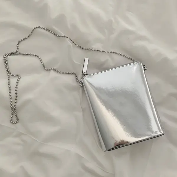 BLURRY SPACEのミニバッグ「Flask bag S Silver」