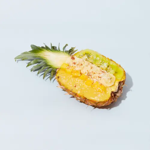 東京・恵比寿のヴィーガンフルーツパーラー「フルーツアンドシーズン」の朝食メニュー、パイナップルの器に盛り付けた「イエローボウル」