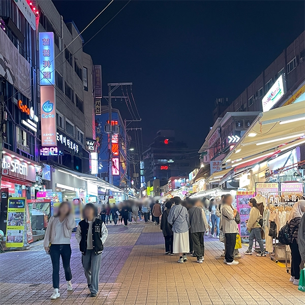 韓国・弘大のメインストリートの1つ「駐車場通り」