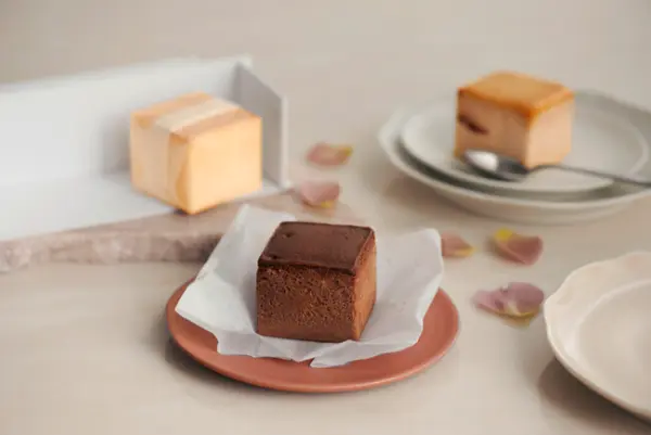 Mr. CHEESECAKEとHer lip toがコラボした限定アソートボックス「Mr. CHEESECAKE assorted 3-Cube Box HLT」