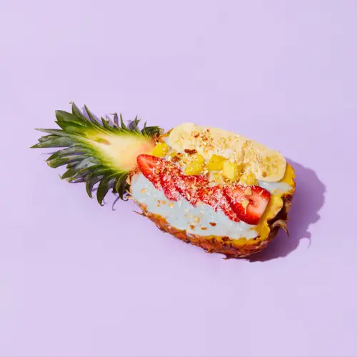 東京・恵比寿のヴィーガンフルーツパーラー「フルーツアンドシーズン」の朝食メニュー、パイナップルの器に盛り付けた「ブルーボウル」