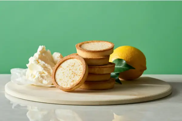 新スイーツブランド「プラスチーズ」のクリームチーズとレモンが爽やかな「プラスチーズタルト」
