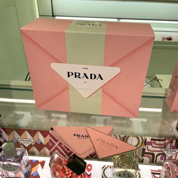東京・表参道にオープンした「プラダ ビューティ トウキョウ」で販売される「プラダ パラドックス オーデパルファム」の数量限定のコフレのボックス